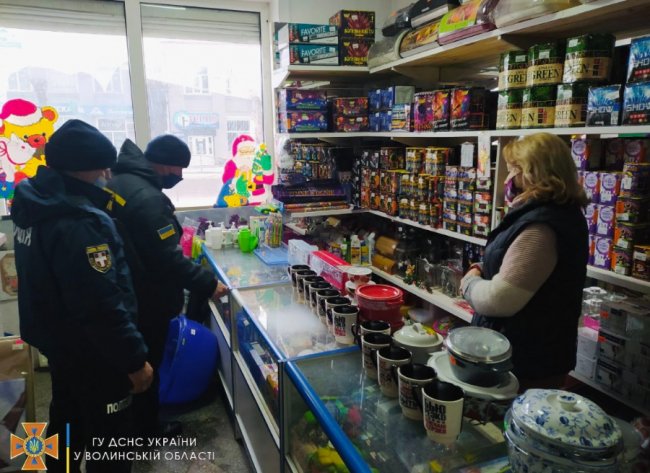 У Ковелі на ринку правоохоронці вилучили тисячу одиниць незаконної піротехніки. ФОТО