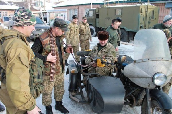 Волиняни подарували джип українським військовим. ФОТО