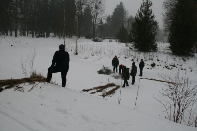 У луцькому парку рубають ополонки, щоб врятувати рибу. ФОТО