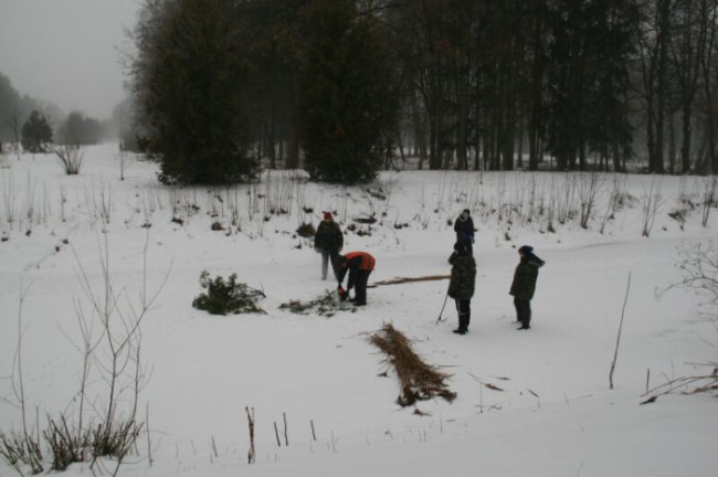 У луцькому парку рубають ополонки, щоб врятувати рибу. ФОТО