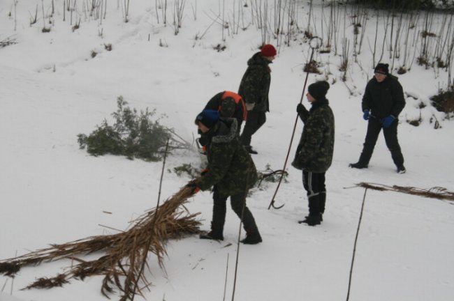 У луцькому парку рубають ополонки, щоб врятувати рибу. ФОТО
