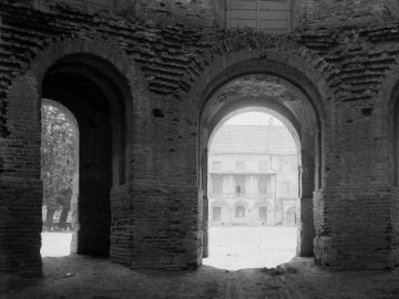 Який вигляд мав замок в Олиці майже 100 років тому. РЕТРОФОТО