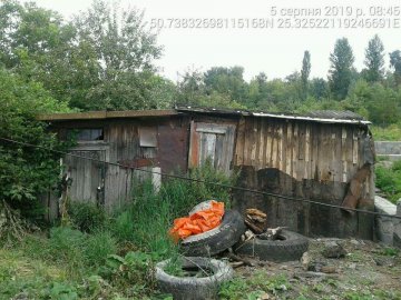 У Луцьку муніципали зноситимуть старі паркани, сараї та халабуди. ФОТО