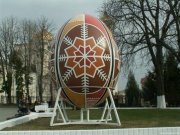 У Луцьку шукають митців, які прикрасять велику писанку