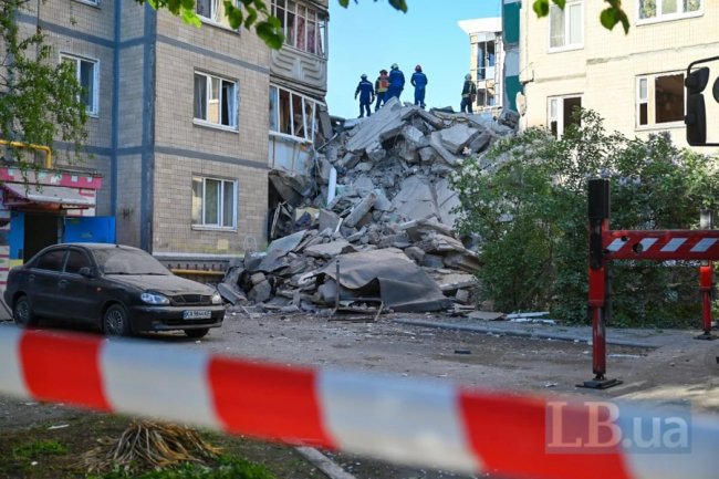 Страшні кадри з Києва: росія зруйнувала багатоповерхівку, загиблих вже троє. ФОТО