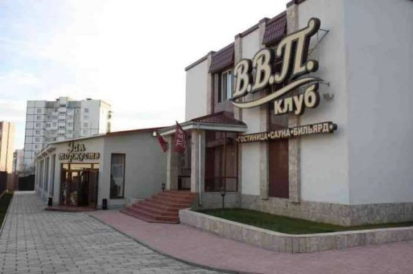 Готель, де я проводив тренінг. Розміщений чомусь посеред мрачних панельних багатоповерхівок спального району придністровського Тирасполя. Цікава назва, правда? :)) Які ваші версії, що значить назва ВВП? ;) 