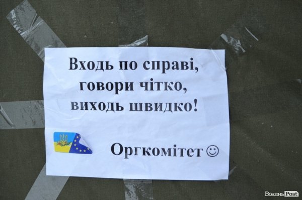 Зима прийшла: луцький Євромайдан мало не знесло вітром. ФОТО