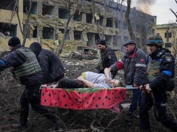 Померла вагітна жінка, яка постраждала під час бомбардування пологового в Маріуполі, – журналістка