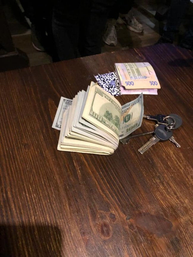 На Волині посадовця фіскальної служби затримали на хабарі у 2000 доларів. ФОТО