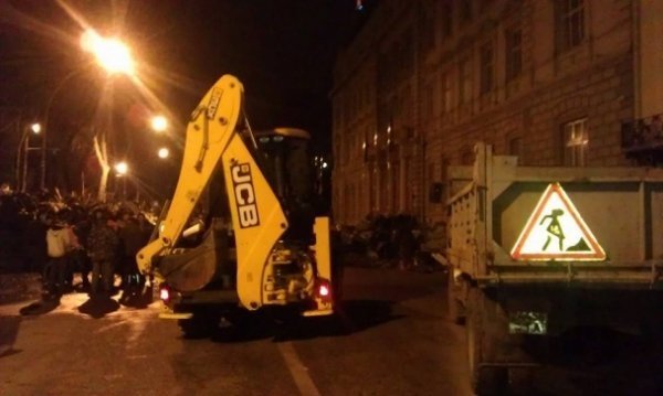 У Львові почали розбирати барикади під ОДА. ФОТО. ВІДЕО