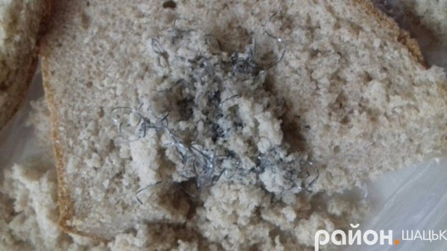 Неприємний «сюрприз»: волинянка  знайшла у хлібі металевий шкребок