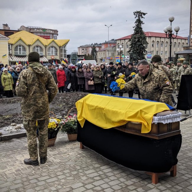 «Приходьте прощатися з Героями, щоб знати, яких людей втрачаємо»: на Волині провели в останню путь Олександра Тужилова