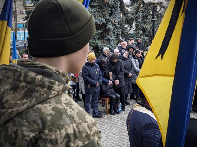 «Приходьте прощатися з Героями, щоб знати, яких людей втрачаємо»: на Волині провели в останню путь Олександра Тужилова
