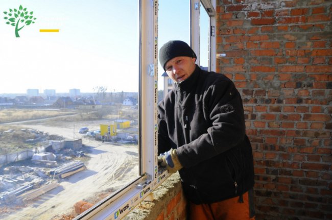 У другому будинку ЖК «Парковий квартал» встановлюють вікна та монтують дах. ФОТО*