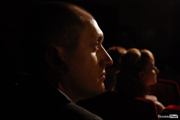 А депутат Микола Яручик, якому на церемонії не дали... перо, можливо, думав і про своє перо. В майбутньому...