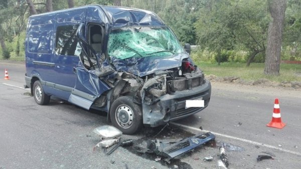 ДТП в Дерно: бус в'їхав в фуру. ФОТО