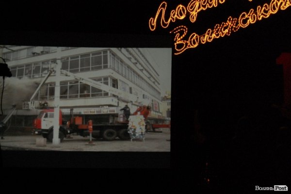 Показували і міні-кіно про те, як згорів ЦУМ