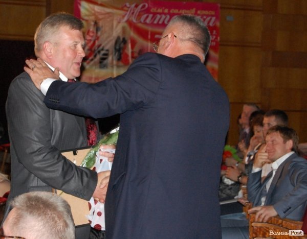 Відзнаки спортсменки року отримував її тренер Віктор Ковальов. Одразу після вручення він потрапив до обіймів губернатора, котрий неприховано тішиться спортивними досягненнями