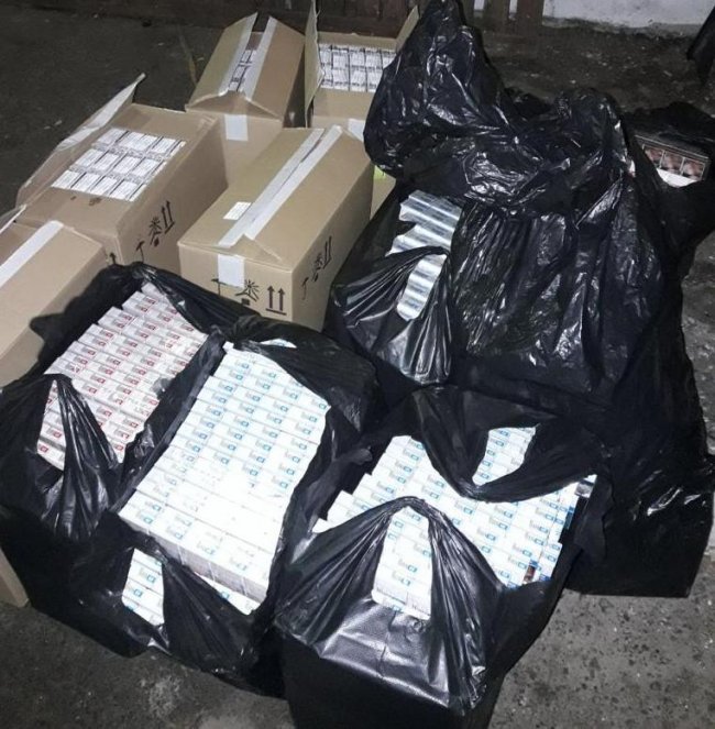 Волинські прикордонники затримали мікроавтобус з контрабандним куривом. ВІДЕО