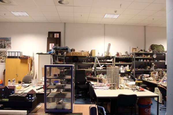 Всі ці фігурки, автомобілі, будівлі, дерева - роблять своїми руками працівники виставки