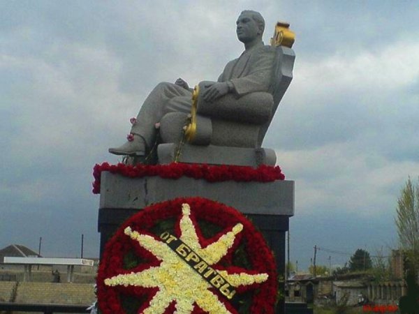 Найпомпезніші надгробки кримінальних авторитетів. ФОТО