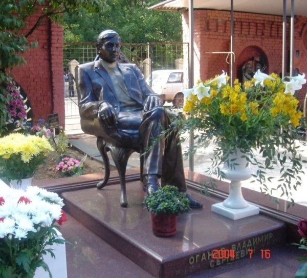 Найпомпезніші надгробки кримінальних авторитетів. ФОТО