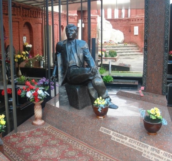 Найпомпезніші надгробки кримінальних авторитетів. ФОТО