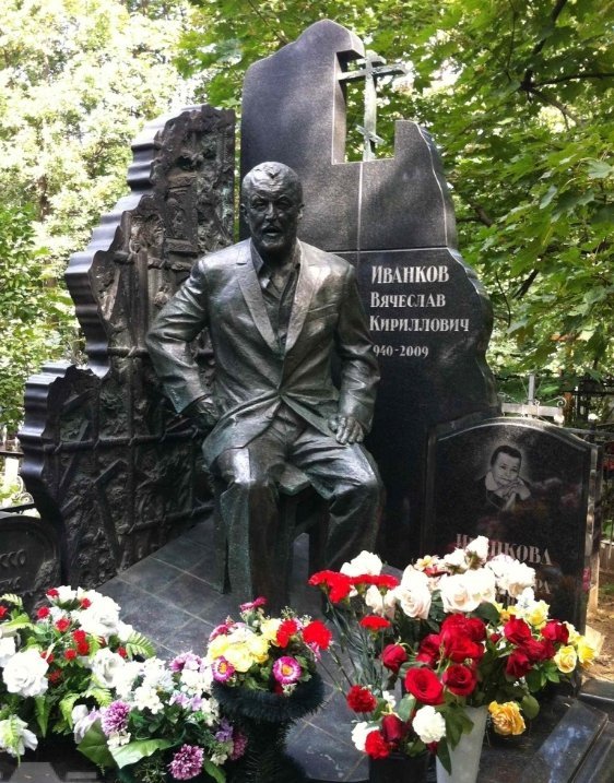 Найпомпезніші надгробки кримінальних авторитетів. ФОТО