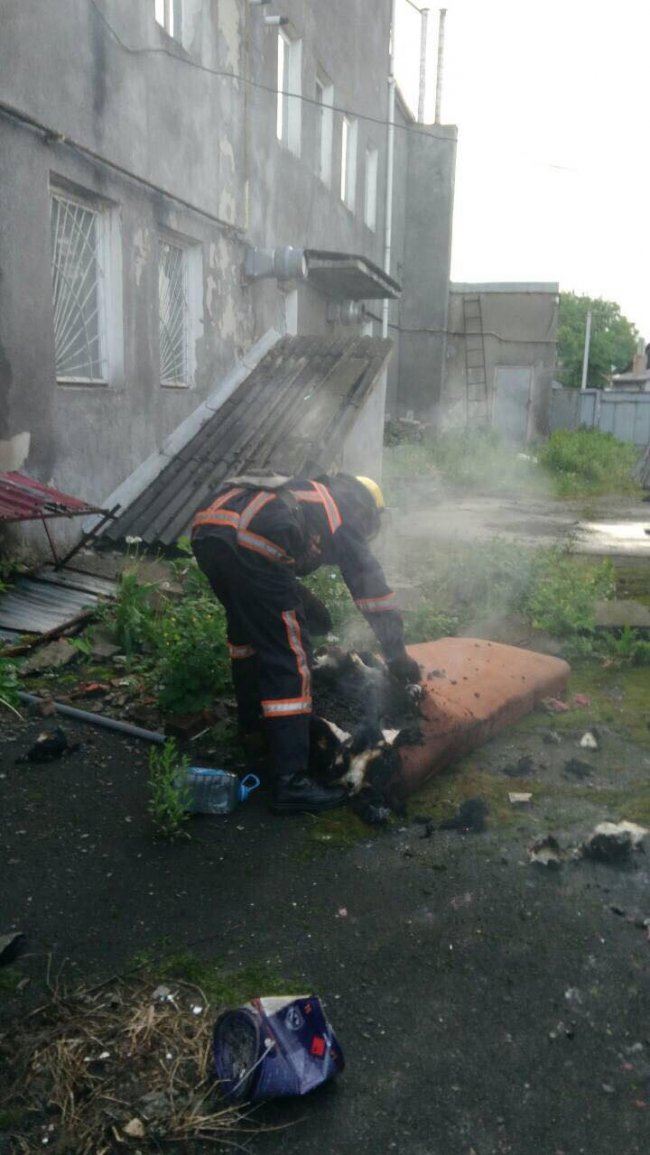 У Луцьку через дитячі ігри ледь не згорів склад. ФОТО