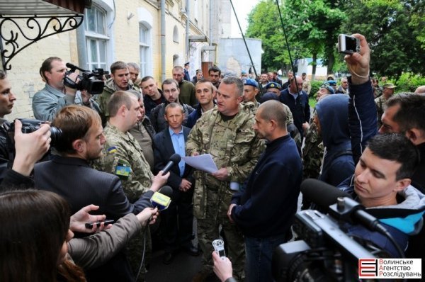 Учасники бойових дій пікетують військову прокуратуру в Луцьку. ФОТО