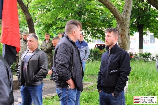 Учасники бойових дій пікетують військову прокуратуру в Луцьку. ФОТО