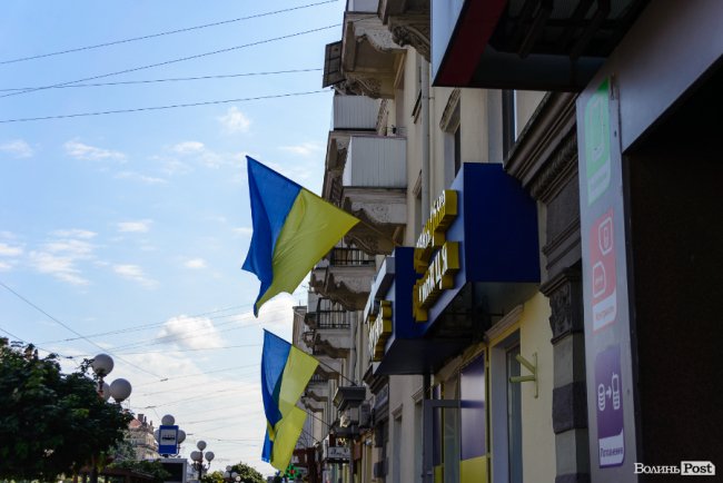 Синьо-жовтий Луцьк: як місто причепурилося до Дня Державного Прапора. ФОТОРЕПОРТАЖ