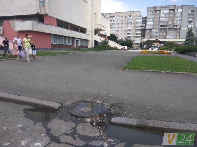 Сморід і нечистоти: на луцькому проспекті тече каналізація. ФОТО