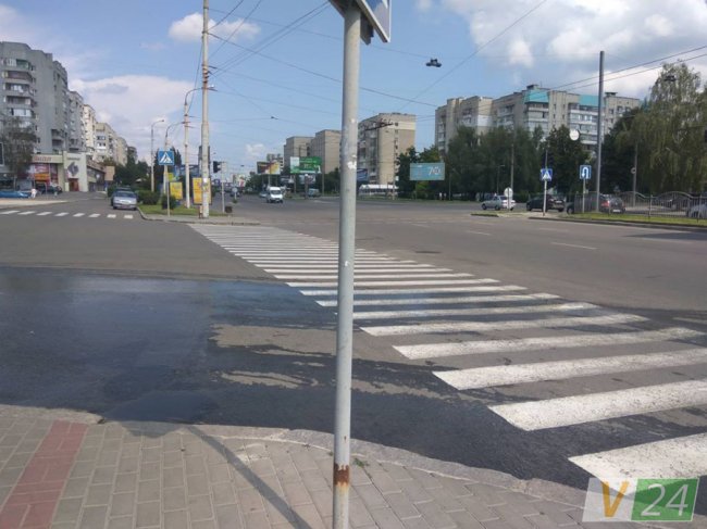 Сморід і нечистоти: на луцькому проспекті тече каналізація. ФОТО