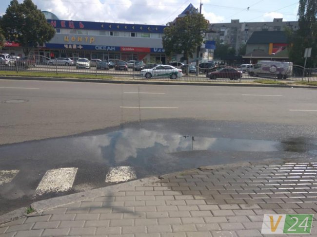 Сморід і нечистоти: на луцькому проспекті тече каналізація. ФОТО