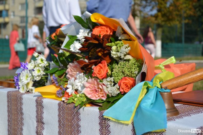 Без концерту, але у вишиванках: яким був «перший дзвінок» у луцькій гімназії №18. ФОТОРЕПОРТАЖ