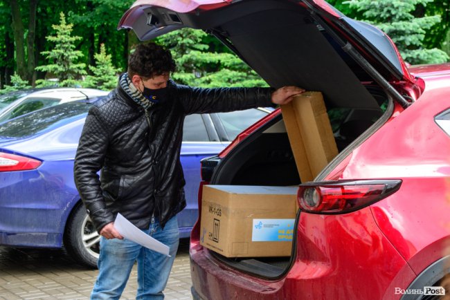 Дві волинські лікарні отримали 1400 швейцарських ІФА-тестів, що визначають антитіла до COVID-19. ФОТО