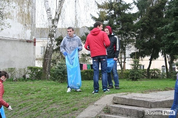 У Луцьку прибирали сміття в заповіднику. ФОТО