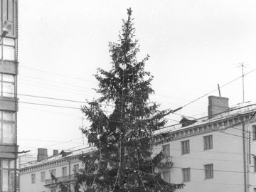 Якою була ялинка у центрі Луцька, що оберталася. РЕТРОФОТО 