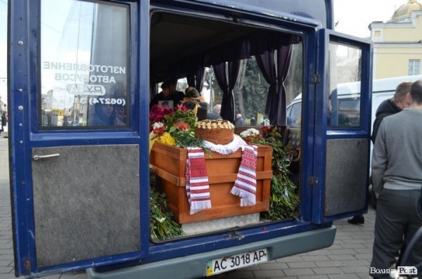 Лучани провели в останню путь бійця, що загинув під Іловайськом. ФОТО