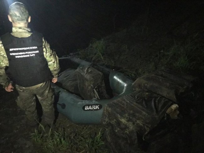 Волинські прикордонники зловили контрабандистів, які  через річку намагалися переправити цигарки. ФОТО
