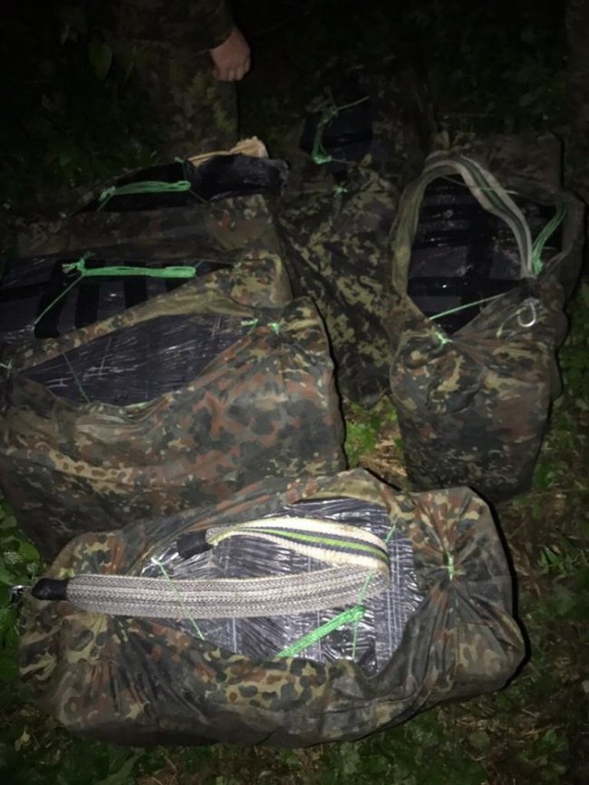 Волинські прикордонники зловили контрабандистів, які  через річку намагалися переправити цигарки. ФОТО