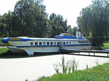 У луцькому парку хочуть «зачистити» територію біля «Бригантини»