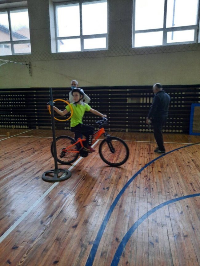 Поблизу Луцька школярі влаштували велоралі у спортзалі. ФОТО