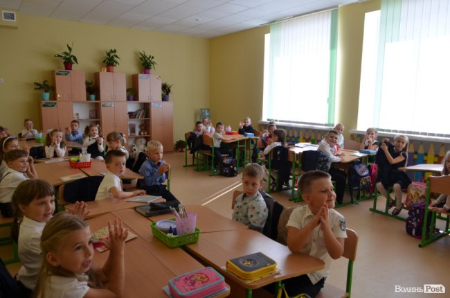 Кольорові стіни, ігрова кімната і басейн: луцька школа №27 зсередини. ФОТО