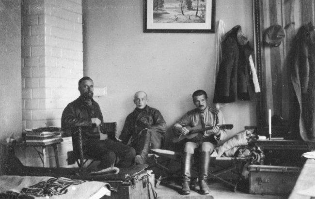 Російські солдати під час дислокації в Довгошиях біля Млинова. 1915-1917 рр.