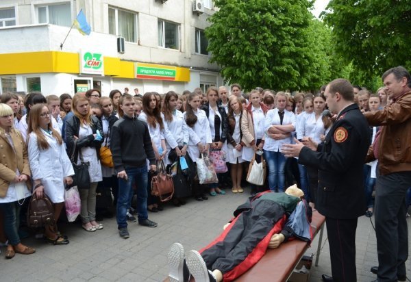 У Луцьку на вулиці вчили рятувати людей. ФОТО
