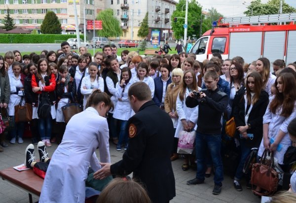 У Луцьку на вулиці вчили рятувати людей. ФОТО