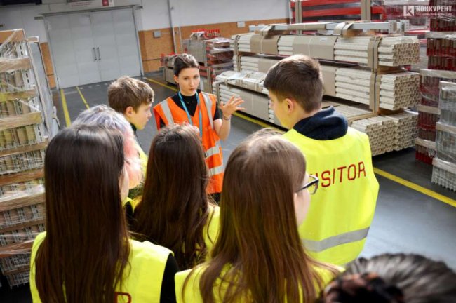 Луцьким школярам показали, як працює великий місцевий завод. ФОТО