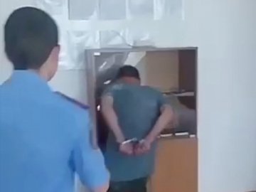 У луцькому міськвідділку чоловік розбив головою скло у шафі